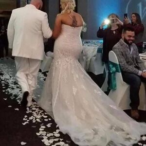 Gorgeous Stella York Fit and Flare Rare Strapless wedding dress. Worn 4 hours